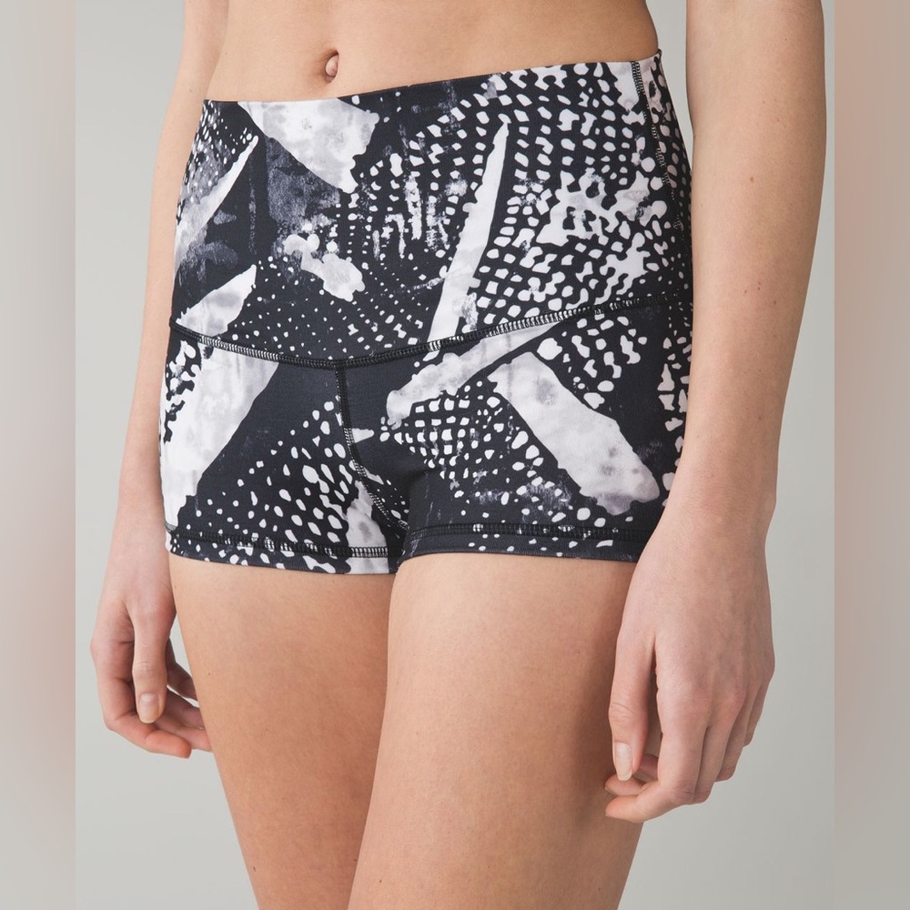 Lululemon boogie short roll down static mist white black size 4 like new cond